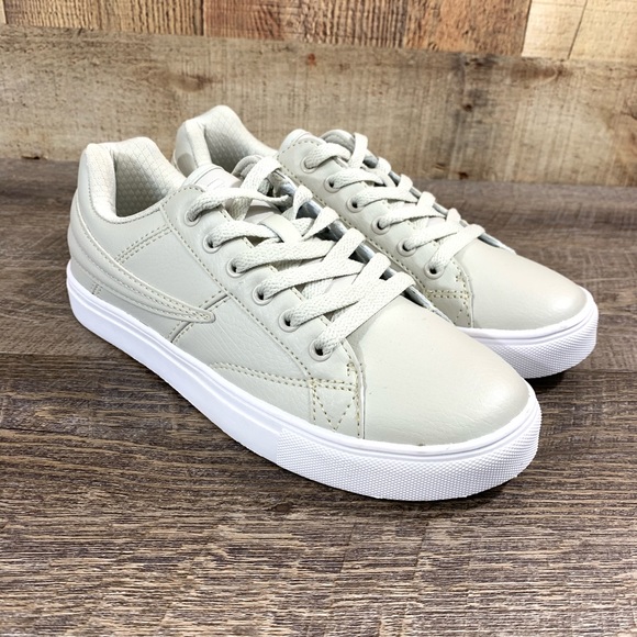 NEW Fila Smokescreen Low Men’s Sz 7.5 Sneaker NWT NEW Fila Smokescreen Low Men’s Sz 7.5 Sneaker NWT